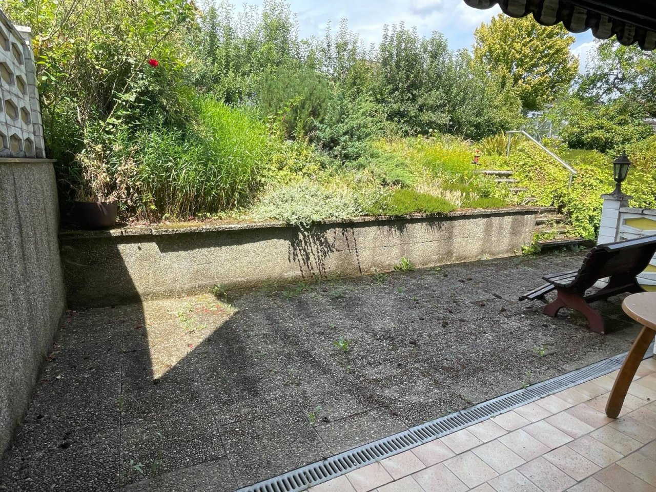 Blick auf Terrasse und Garten